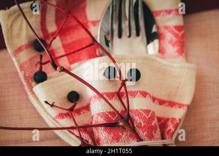 Geschirr auf Küchentisch mit Herbstdekor Nahaufnahme Stockfoto