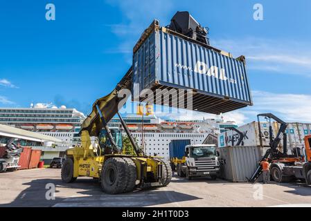 Victoria, Mahe, Seychellen - 16. Dezember 2015: Gabelstapler Umgang mit Box Containerbeladung auf Werft im Hafen von Victoria, Mahé, Seychellen. Stockfoto