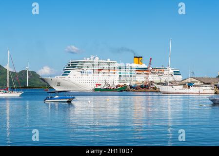 Victoria, Mahé, Seychellen - 16. Dezember 2015: Costa Neoromantica Kreuzfahrt Schiff vor Anker am Victoria Hafen, Insel Mahe, Seychellen, Indischer Ozean Stockfoto