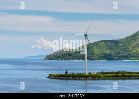 Victoria, Mahe, Insel, Seychellen - 17. Dezember 2015: Windräder erzeugen sauberen Strom in Victoria Hafen, Insel Mahe, Seychellen. Stockfoto