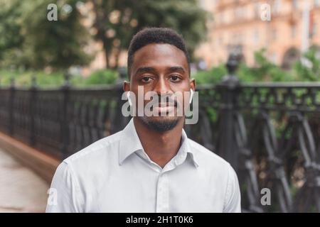 Junger schwarzer afrikanischer Mann im Stadtbild. Stockfoto