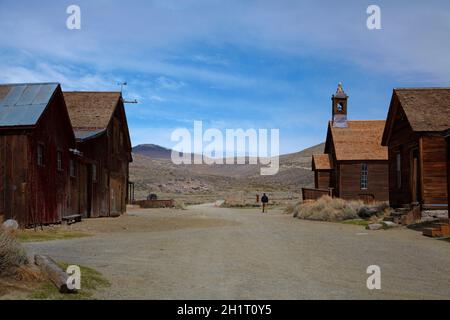 Tourist, Bodie Ghost Town (8379 Fuß / 2554 m Höhe), Bodie Hills, Mono County, Eastern Sierra, Kalifornien, USA Stockfoto