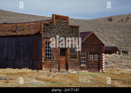 Sam Leon Bar und Barber Shop, 8379 Fuß / 2554 m Höhe, Bodie Hills, Mono County, Eastern Sierra, Kalifornien, Usa. Stockfoto