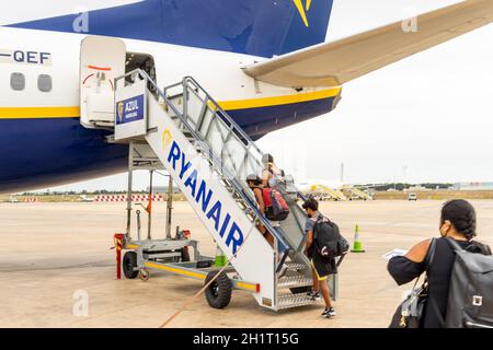 VALENCIA, SPANIEN - 06. Sep 2021: Eine Aufnahme von Menschen, die in Valencia, Spanien, über eine Lufttreppe in ein Ryanair-Flugzeug steigen Stockfoto