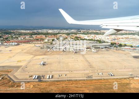 VALENCIA, SPANIEN - 06. Sep 2021: Ein Blick auf den Flughafen von einem gerade abgefahrenen Flugzeug in Valencia, Spanien Stockfoto