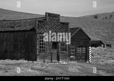 Sam Leon Bar und Barber Shop, 8379 Fuß / 2554 m Höhe, Bodie Hills, Mono County, Eastern Sierra, Kalifornien, Usa. Stockfoto