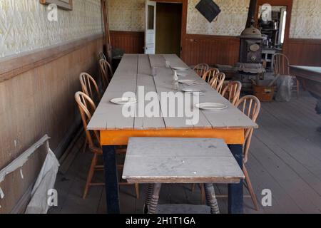 Wheaten and Hollis Hotel, Bodie Ghost Town, 8379 Fuß / 2554 m Höhe, Bodie Hills, Mono County, Eastern Sierra, Kalifornien, Usa. Stockfoto