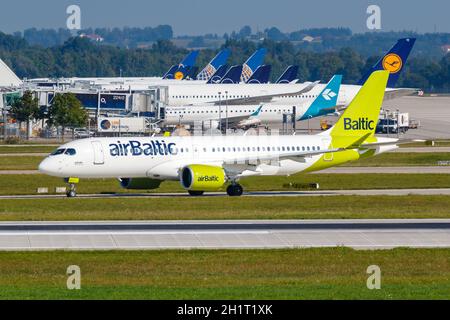 München, 9. September 2021: Flugzeug des Air Baltic Airbus A220-300 am Flughafen München (MUC) in Deutschland. Stockfoto