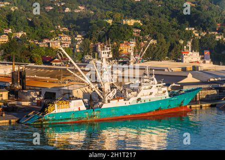Victoria, Mahe, Insel, Seychellen - 15. Dezember 2015: moderne industrielle Fischereifahrzeug TORRE GIULIA in der Morgensonne im Hafen von Port Victoria Stockfoto