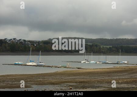 Blick vom deutschen See Moehnesee im Herbst Stockfoto