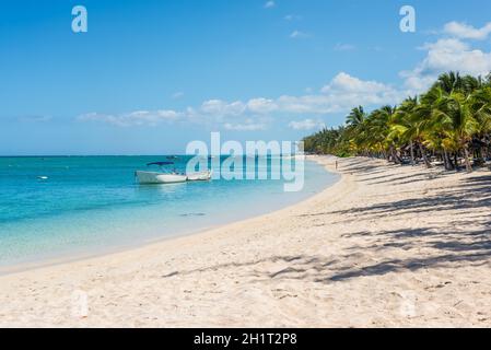 Le Morne, Mauritius - 11. Dezember 2015: Unglaublich weißen Strände der Insel Mauritius. Tropischer Urlaub in Le Morne Beach, Mauritius, einer der schönsten Stockfoto