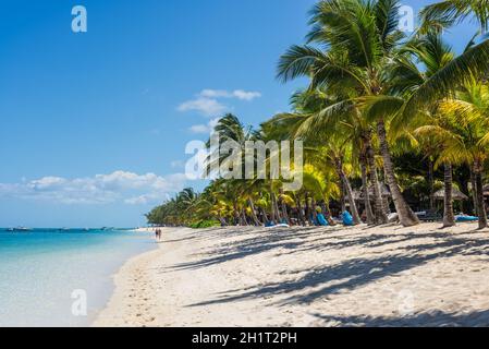 Le Morne, Mauritius - 11. Dezember 2015: Unglaublich weißen Strände der Insel Mauritius. Tropischer Urlaub in Le Morne Beach, Mauritius, einer der schönsten Stockfoto