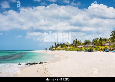 Le Morne, Mauritius - 11. Dezember 2015: Menschen sind am tropischen Strand mit Kokospalmen bewachsen, einer der schönsten Strände auf Mauritius entspannend. Stockfoto