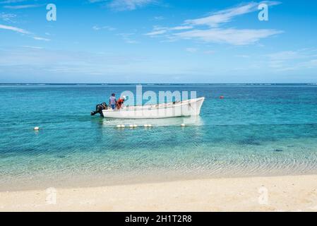 Le Morne, Mauritius - 11. Dezember 2015: Angelboot/Fischerboot mit Fischern auf die Seenlandschaft und blauer Himmel in Le Morne Beach, Mauritius. Stockfoto