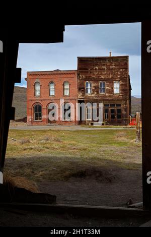 Bodie Post Office und IOOF Hall, Bodie Ghost Town (8379 Fuß / 2554 m Höhe), Bodie Hills, Mono County, Eastern Sierra, Kalifornien, USA Stockfoto