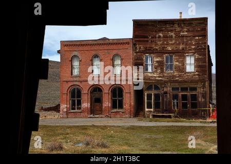 Bodie Post Office und IOOF Hall, Bodie Ghost Town (8379 Fuß / 2554 m Höhe), Bodie Hills, Mono County, Eastern Sierra, Kalifornien, USA Stockfoto