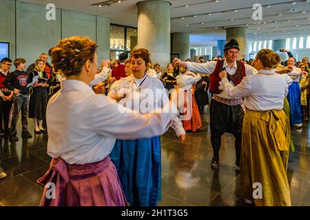 ATHEN, GRIECHENLAND, DEZEMBER - 2019 - Menschen tanzen traditionelle griechische Musik im Akropolis-Museum Stockfoto