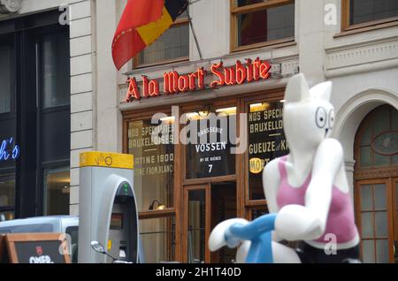 Das berühmte Lokal 'A la mort subite' im Zentrum von Brüssel Belgien - das berühmte 'A la mort subite' in Brüssel, Belgien Stockfoto