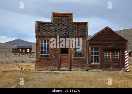 Sam Leon Bar und Barber Shop, 8379 Fuß / 2554 m Höhe, Bodie Hills, Mono County, Eastern Sierra, Kalifornien, Usa. Stockfoto