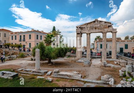 Die Ruinen der römischen Agora aus dem Osten gesehen, mit dem Tor der Athene Archegetis (aka West Propylon), im Norden der Akropolis Stockfoto