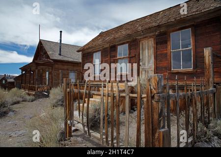 Alte Häuser in Bodie Ghost Town, 8379 ft / 2554 m, Bodie Hills, Mono County, Eastern Sierra, Kalifornien, Usa. Stockfoto