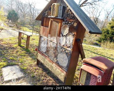 Ein Nützlingshotel in Österreich, Europa - Nützliches Insektenhotel in Österreich, Europa Stockfoto