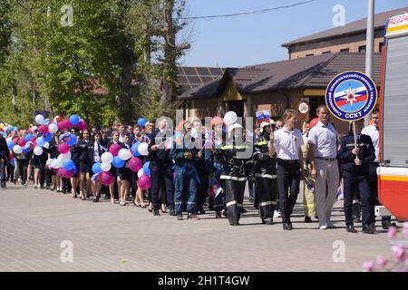 Slavjansk-auf-Kuban, Russland - 1. Mai 2018: eine Prozession von Studenten der Rettungsdienst und die Feuerwehr. Feiern den ersten Mai, der Tag der Sp Stockfoto