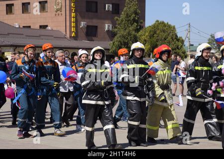 Slavjansk-auf-Kuban, Russland - 1. Mai 2018: eine Prozession von Studenten der Rettungsdienst und die Feuerwehr. Feiern den ersten Mai, der Tag der Sp Stockfoto