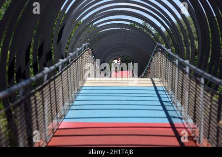 Slinky Springs to Fame, Brücke über den Rhein-Herne-Kanal in Oberhausen, Deutschland - Slinky Springs to Fame, Brücke über den Rhein-Herne-Kanal in ob Stockfoto