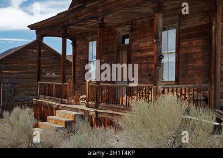 Alte Häuser in Bodie Ghost Town, 8379 ft / 2554 m, Bodie Hills, Mono County, Eastern Sierra, Kalifornien, Usa. Stockfoto