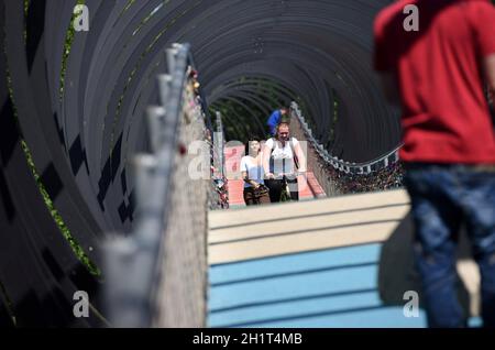 Slinky Springs to Fame, Brücke über den Rhein-Herne-Kanal in Oberhausen, Deutschland - Slinky Springs to Fame, Brücke über den Rhein-Herne-Kanal in ob Stockfoto