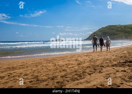 ZARAUTZ, SPANIEN - 11. JULI 2020: Blick auf den Strand von Zarautz mit Wanderern, Baskenland, Spanien an einem schönen Sommertag. Stockfoto