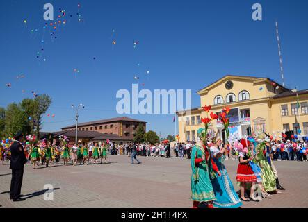 Slavjansk-auf-Kuban, Russland - Mai 1, 2018: Wir feiern den ersten Mai, den Tag des Frühlings und der Arbeit. May Day Parade auf dem Theaterplatz in der Stadt o Stockfoto