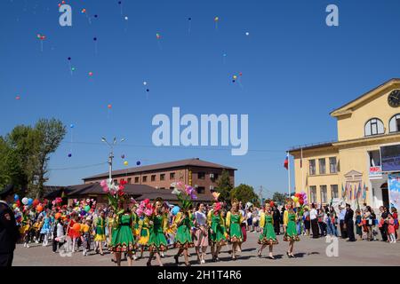 Slavjansk-auf-Kuban, Russland - Mai 1, 2018: Wir feiern den ersten Mai, den Tag des Frühlings und der Arbeit. May Day Parade auf dem Theaterplatz in der Stadt o Stockfoto