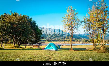 Pyramid Zelt Camping Zelt in Blau inmitten Wald Natur mit Berg vor blauem Himmel im Hintergrund bei Khaoyai Thailand Stockfoto