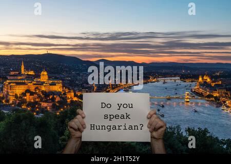 Ein Mann, der ein Schild mit Panoramablick auf hält Budapest im Hintergrund Stockfoto