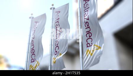 London, Großbritannien, 26. Februar 2021: Drei vertikale weiße Flaggen mit dem AstraZeneca-Logo flattern. AstraZeneca ist ein britisches Pharmaunternehmen, das Stockfoto