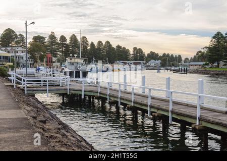 Die Promenade entlang der Moyne River - Port Fairy, Victoria, Australien Stockfoto