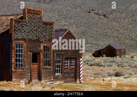 Sam Leon Bar and Barber Shop, Bodie Ghost Town, 8379 Fuß / 2554 m Höhe, Bodie Hills, Mono County, Eastern Sierra, Kalifornien, Usa. Stockfoto