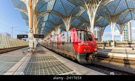 Lissabon, Portugal - 23. September 2021: Zug am Bahnhof Lissabon Lisboa Oriente Moderne Architektur in Portugal. Stockfoto