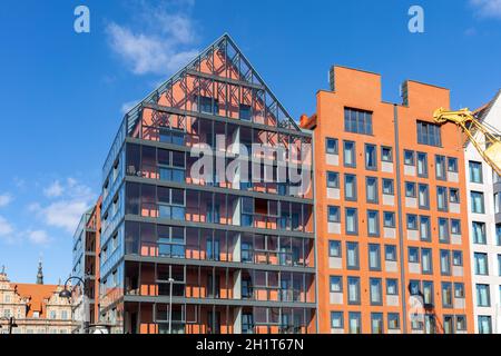 Danzig, Polen - 6. September 2020: Moderne Architektur der Kornspeicher-Insel in der Altstadt von Danzig. Polen Stockfoto