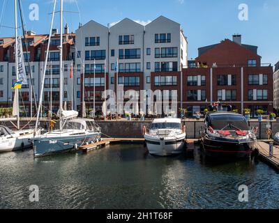 Danzig, Polen - 9. September 2020: Motorboote und Segelboote in der Marina in Danzig. Polen Stockfoto