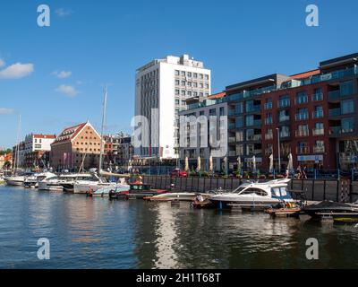 Danzig, Polen - 9. September 2020: Motorboote und Segelboote in der Marina in Danzig. Polen Stockfoto