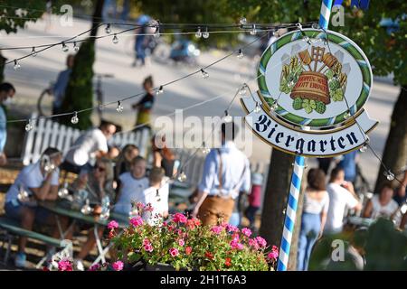 Biergarten im Olympiapark München in der Reihe 'Sommer in der Stadt' statt des abgeschotteten Oktoberfestes - Biergarten im Olympiapark München in t Stockfoto