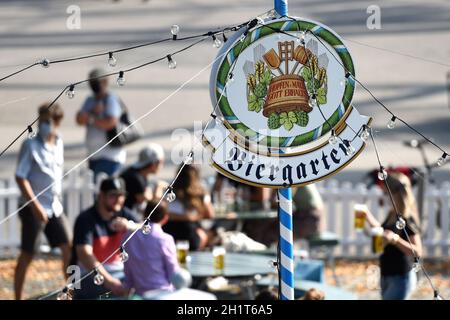 Biergarten im Olympiapark München in der Reihe 'Sommer in der Stadt' statt des abgeschotteten Oktoberfestes - Biergarten im Olympiapark München in t Stockfoto