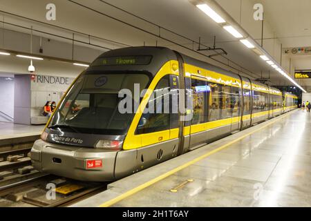 Porto, Portugal - 21. September 2021: Moderne Stadtbahn Metro do Porto Straßenbahn öffentlicher Nahverkehr Verkehr am Bahnhof Trindade in Por Stockfoto