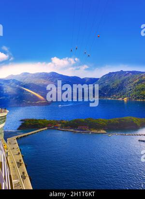 Menschen, die auf der karibischen Insel Labadee auf Haiti mit hoher Zipline fliegen. Die ariale Ansicht vom Abstieg des abstrakten Kreuzschiffs auf caribbean Haiti auf sonniger Höhe Stockfoto