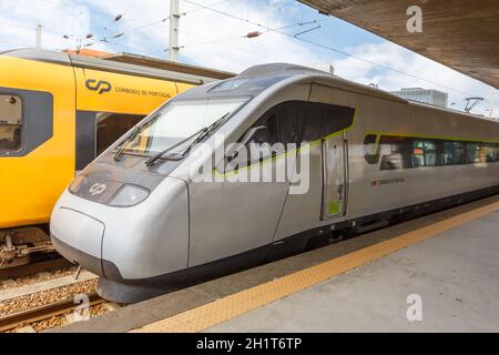 Porto, Portugal - 23. September 2021: Alfa Pendular Hochgeschwindigkeitszug am Bahnhof Porto Campanha ÖPNV in Portugal. Stockfoto