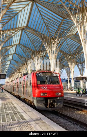 Lissabon, Portugal - 23. September 2021: Zug am Bahnhof Lissabon Lisboa Oriente Moderne Architektur in Portugal. Stockfoto