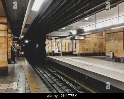 ATHEN, GRIECHENLAND, JANAURY - 2020 - Nachtaufnahme im Inneren der U-Bahn-Linie, athen, griechenland Stockfoto